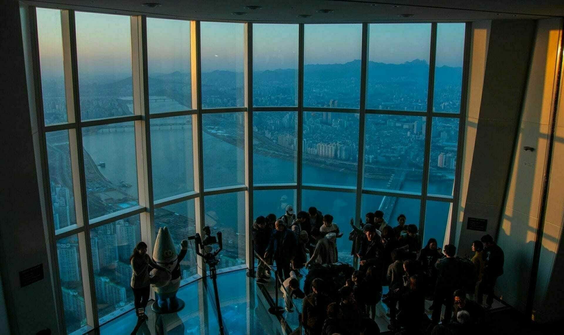 Lotte World Tower - Aquarium, Skydeck, Theme Park and More! 4