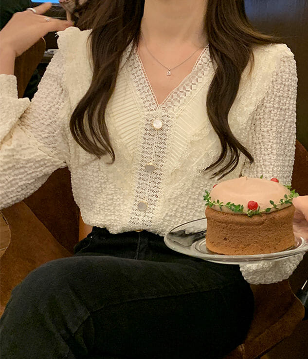 Autumn New Buttons V-Neck Puff Sleeve Lace Blouse2 Autumn New Buttons V-neck Puff Sleeve Lace Blouse 4