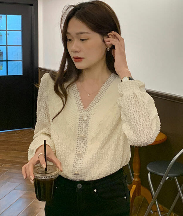 Autumn New Buttons V-Neck Puff Sleeve Lace Blouse3 Autumn New Buttons V-neck Puff Sleeve Lace Blouse 3