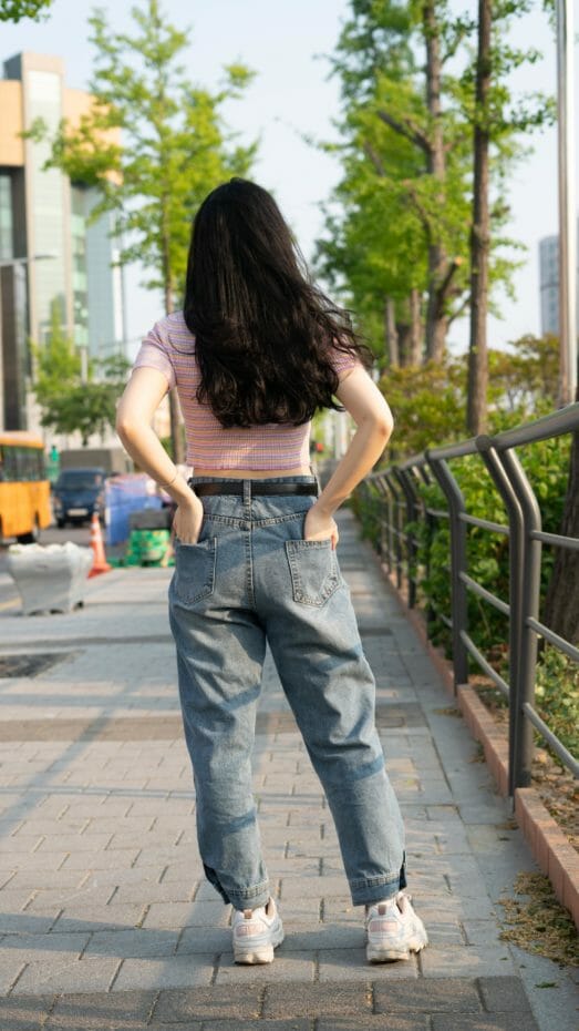 Top Korean Fashion Trends In 2023 42 Crop Top with Baggy jeans and chunky shoes outfit