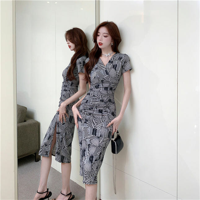 Retro Charming High Waist V-Neck Pleated Flowers Dress4 Retro Charming High Waist V-neck Pleated Flowers Dress 2